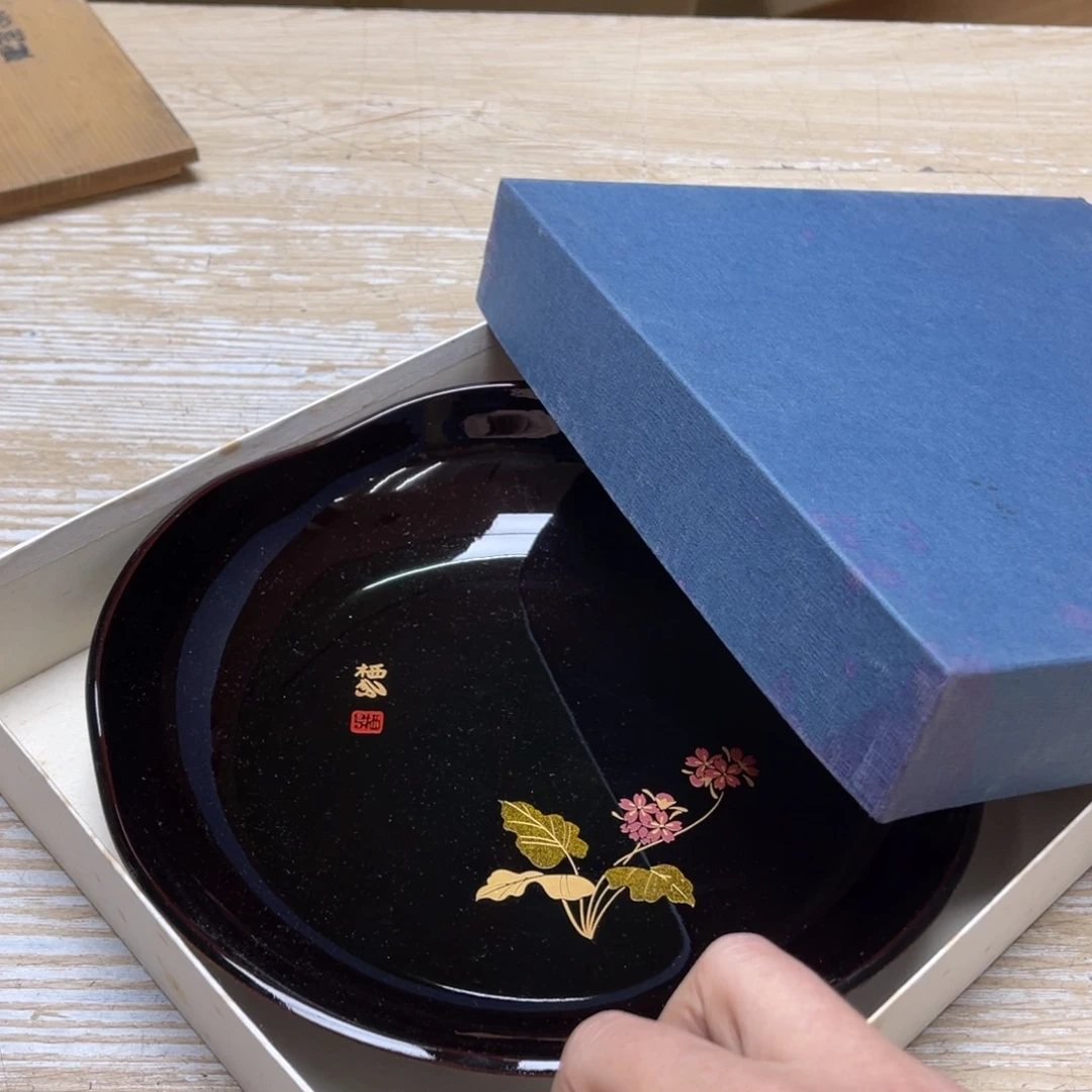瓷片缘***离密密麻麻地排列着一个