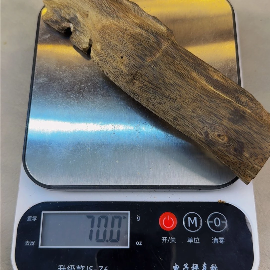 沉香木手把件乌身圆叶虫漏香70克