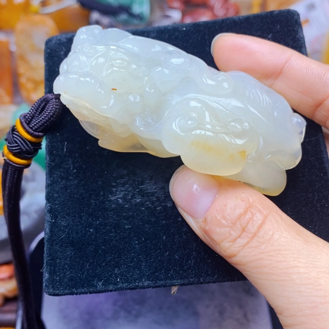 未镶嵌石英质玉（黄龙玉）颈饰