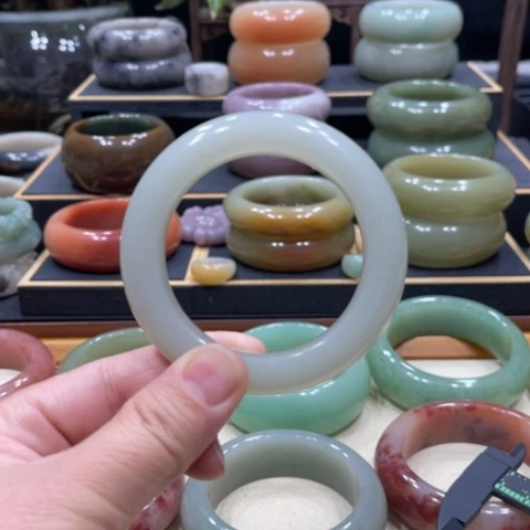 未镶嵌手镯石英质玉