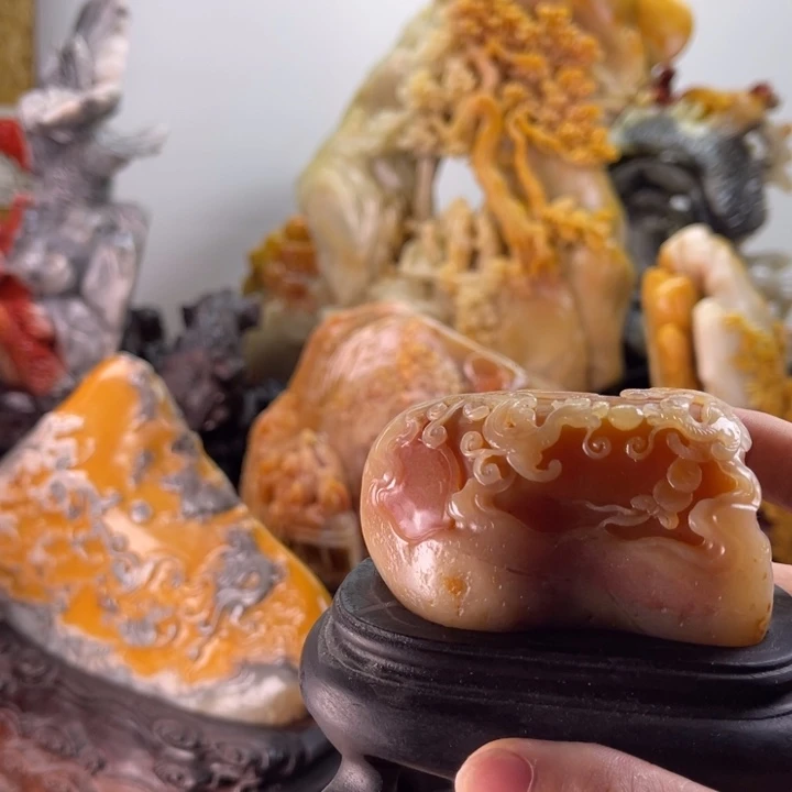 刘***1田黄石螭䗂戏珠摆件