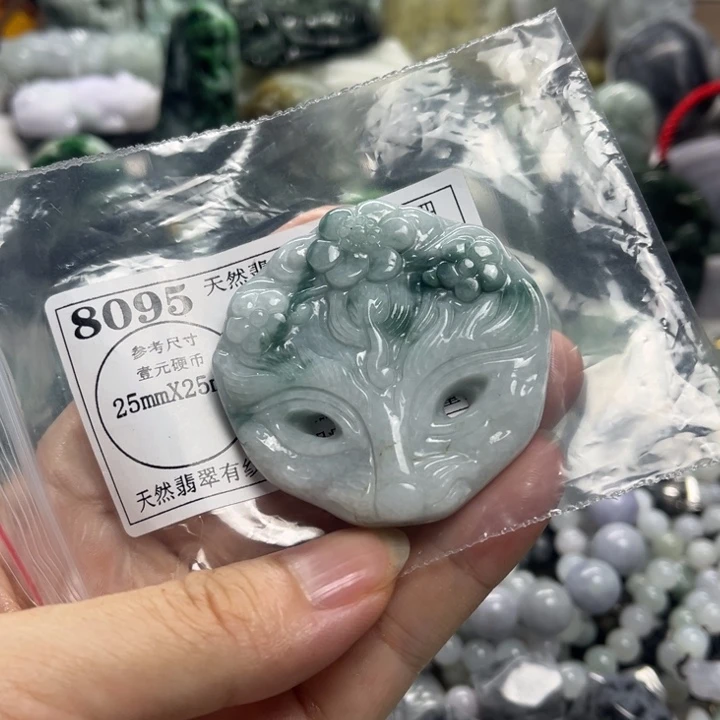 翡翠未镶嵌颈饰8095瑕疵