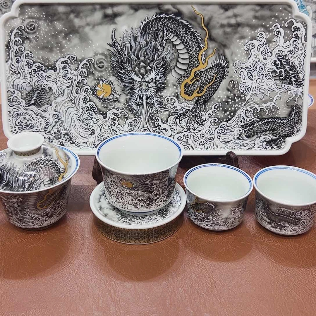 摆件景德镇陶瓷艺术展演区艺术展获金