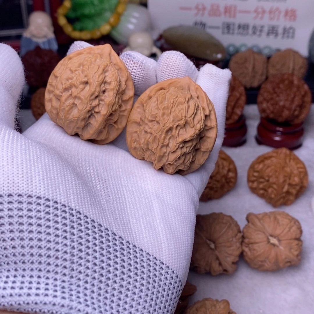 s***d文玩核桃吊坠39 毕业级 梨木台
