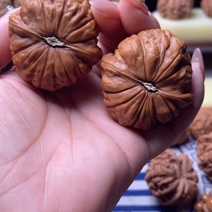 ****山大叶紫檀（黑酸枝木类）文玩核桃南瓜墩