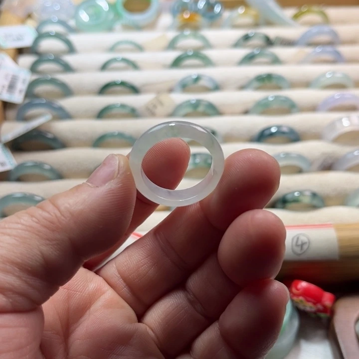 翡翠未镶嵌戒指飘花