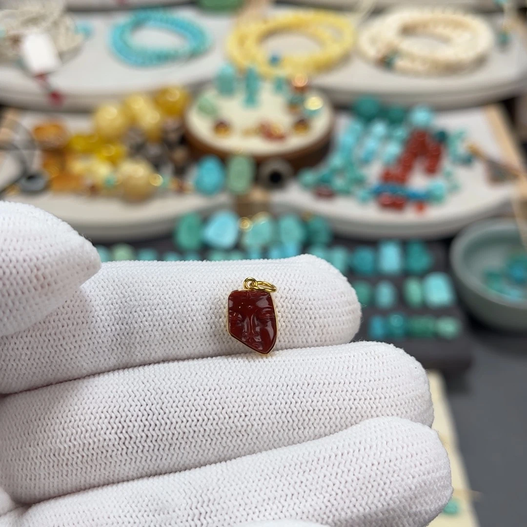 南红玛瑙未镶嵌雕刻件瓦西牛血红滴流（残佛）