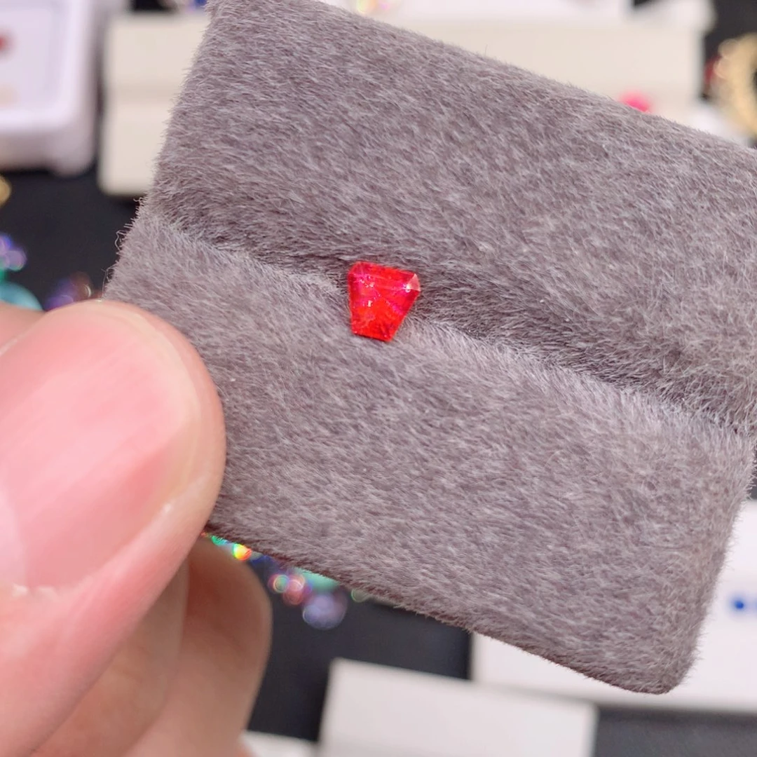 尖晶石裸石0.66ct 马亨盖尖晶石