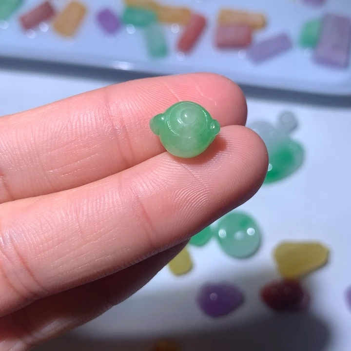 翡翠未镶嵌颈饰挂件