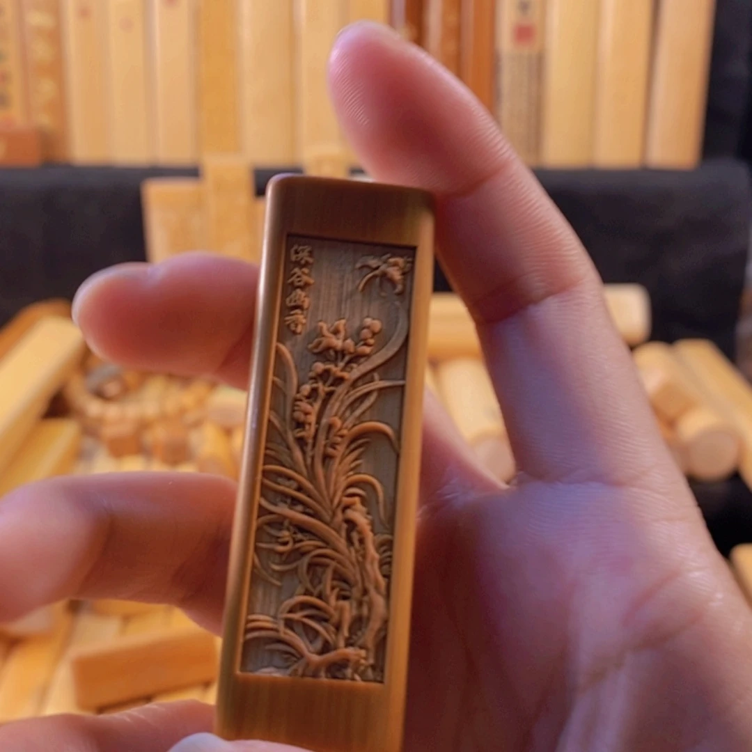 竹掌中宝浮雕梅兰竹菊图案