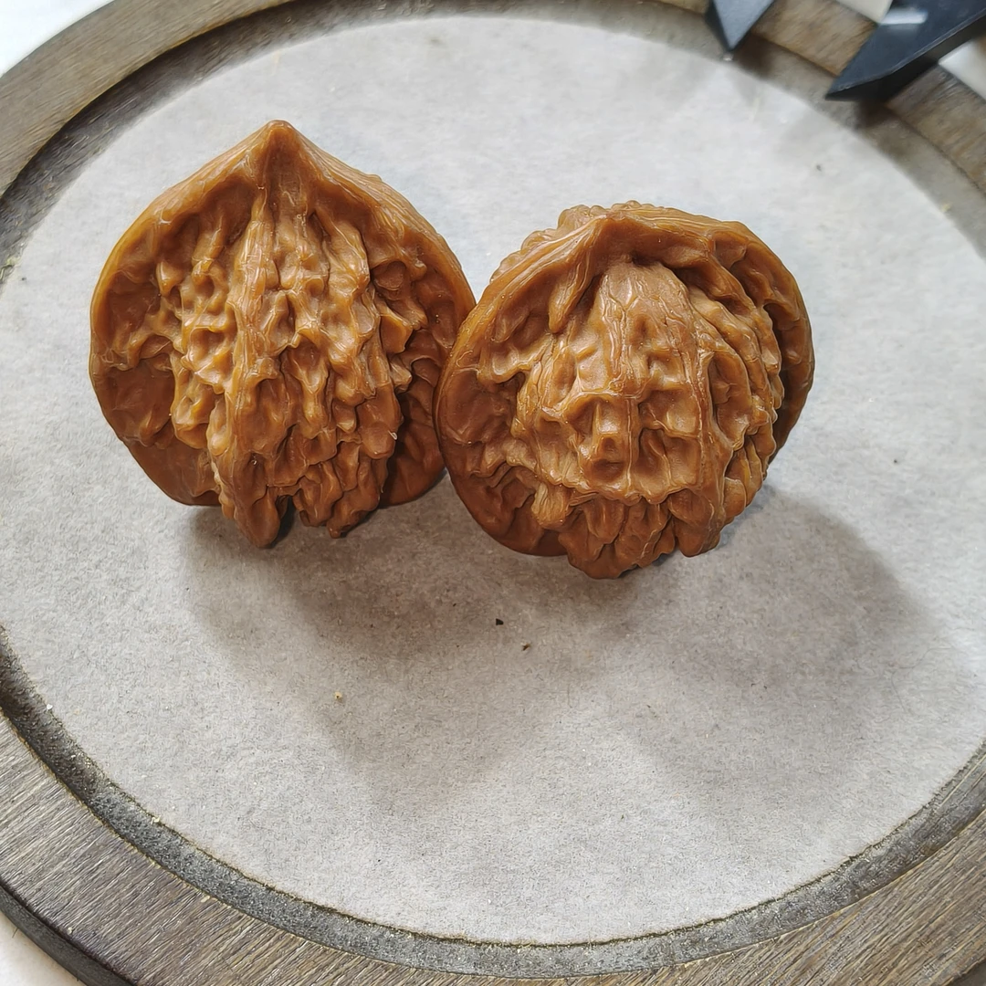 C389 文玩核桃一对(多样性发其一)