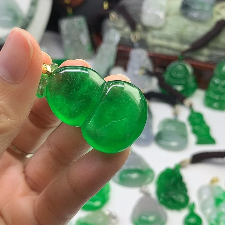 翡翠未镶嵌吊坠(赠链)