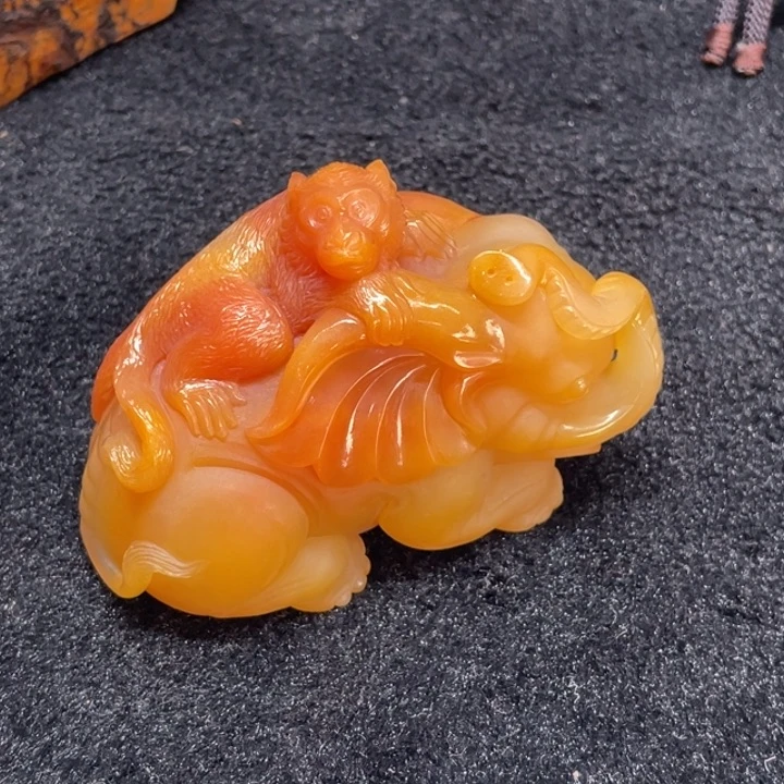 未镶嵌石英质玉（黄龙玉）摆件