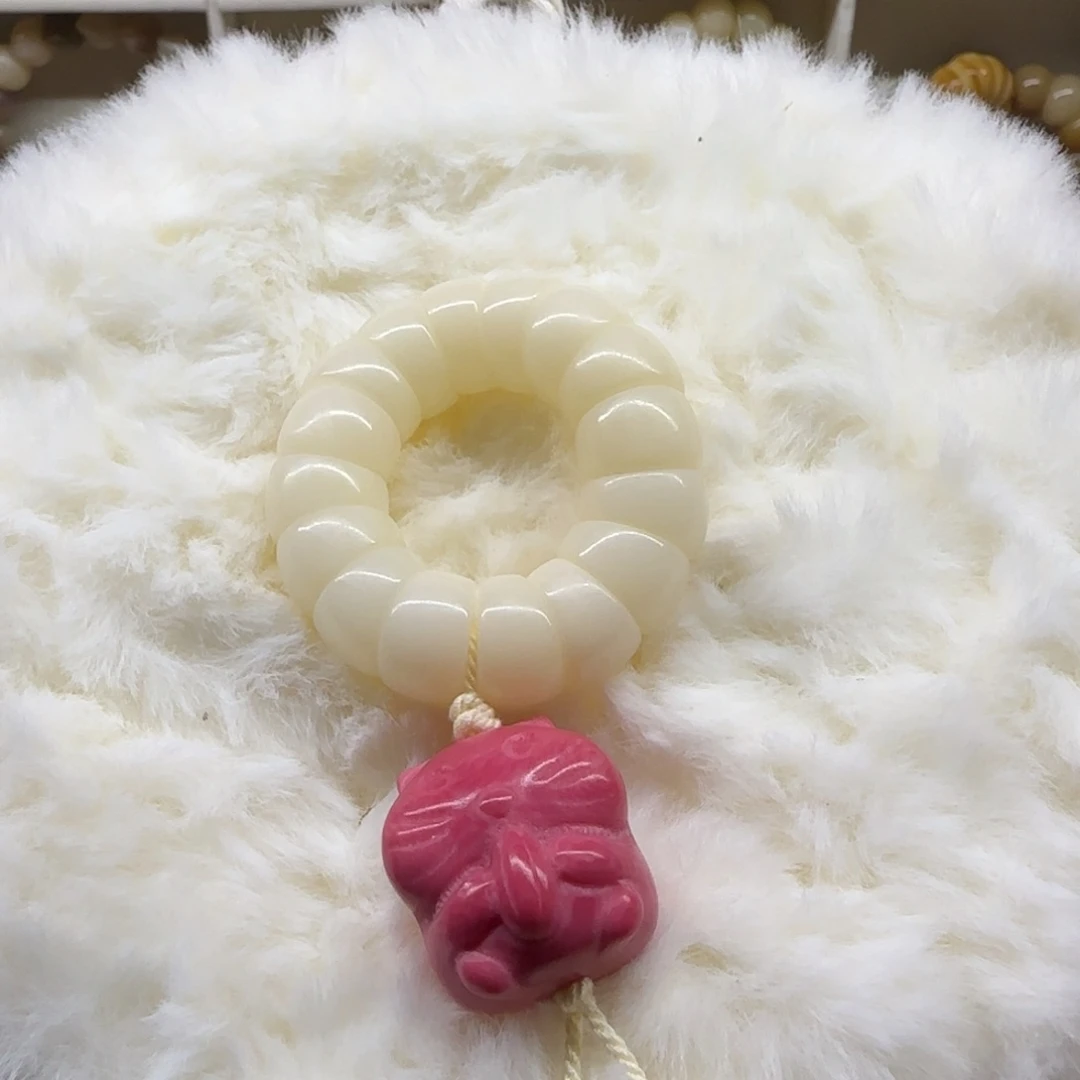 231 白色大肠手捻加粉色仓鼠