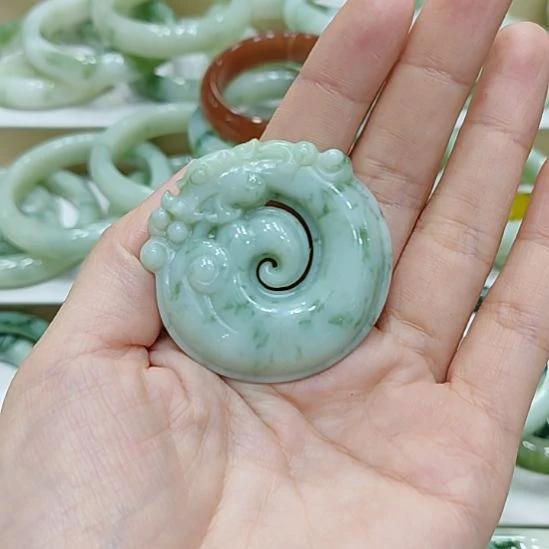 透闪石-蛇纹石玉未镶嵌颈饰