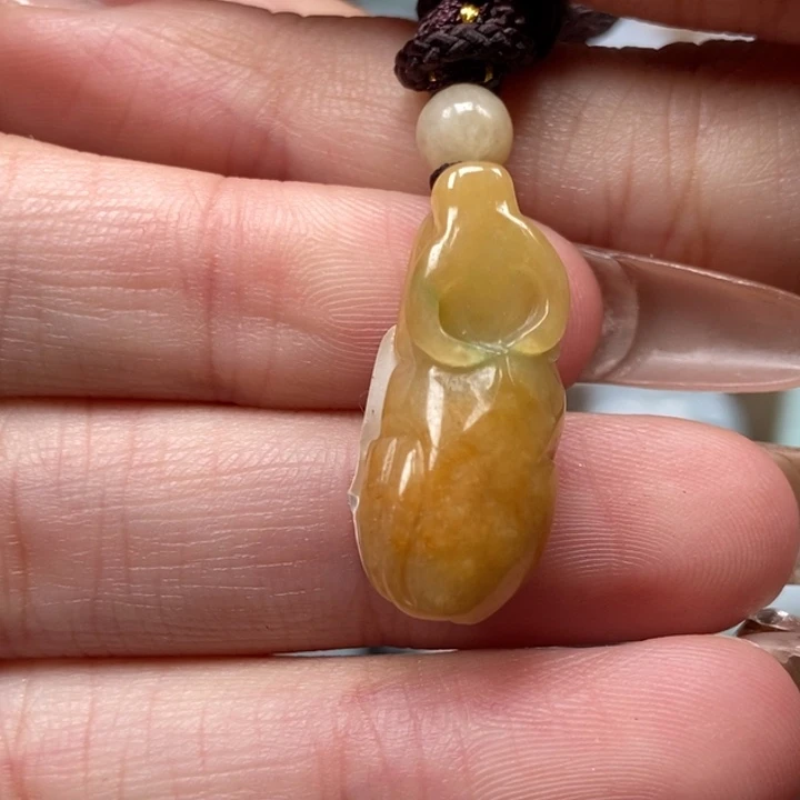 翡翠未镶嵌颈饰牛