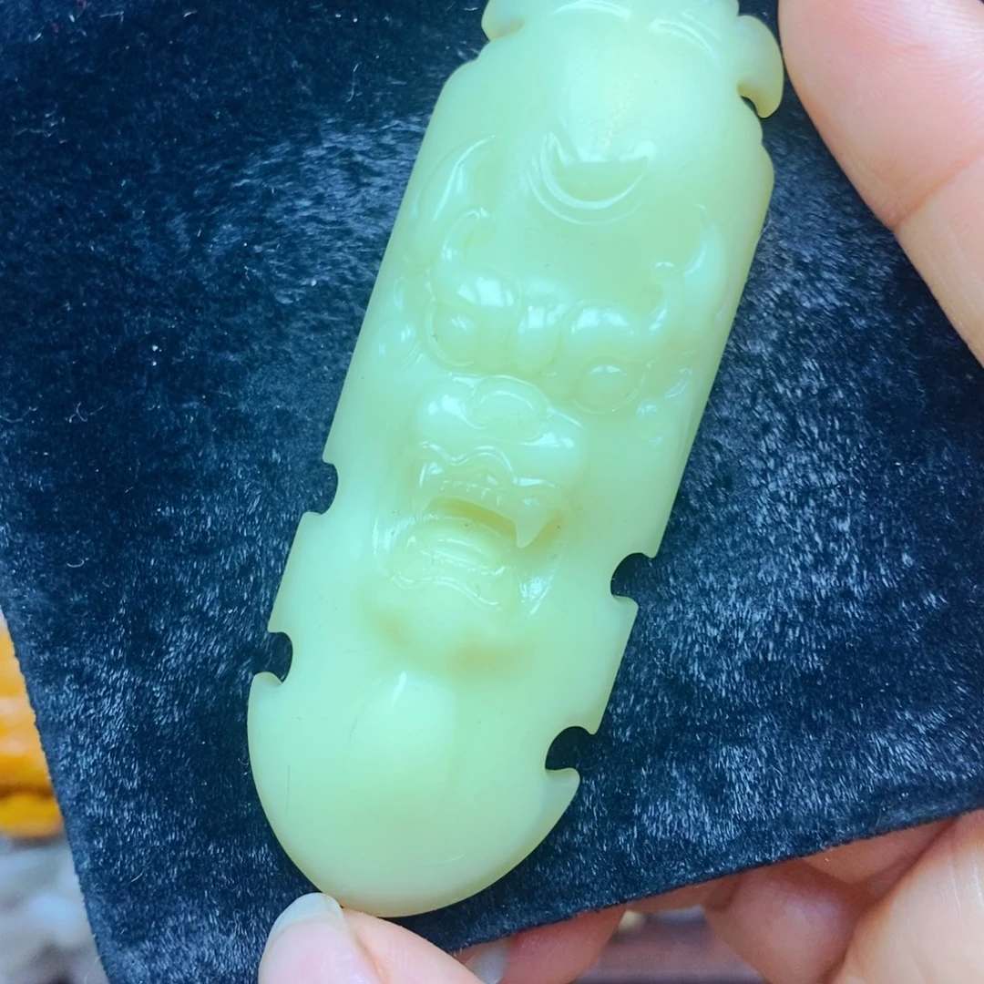 未镶嵌石英质玉（黄龙玉）颈饰