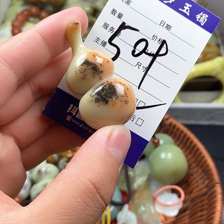 未镶嵌蛇纹石玉颈饰是***~