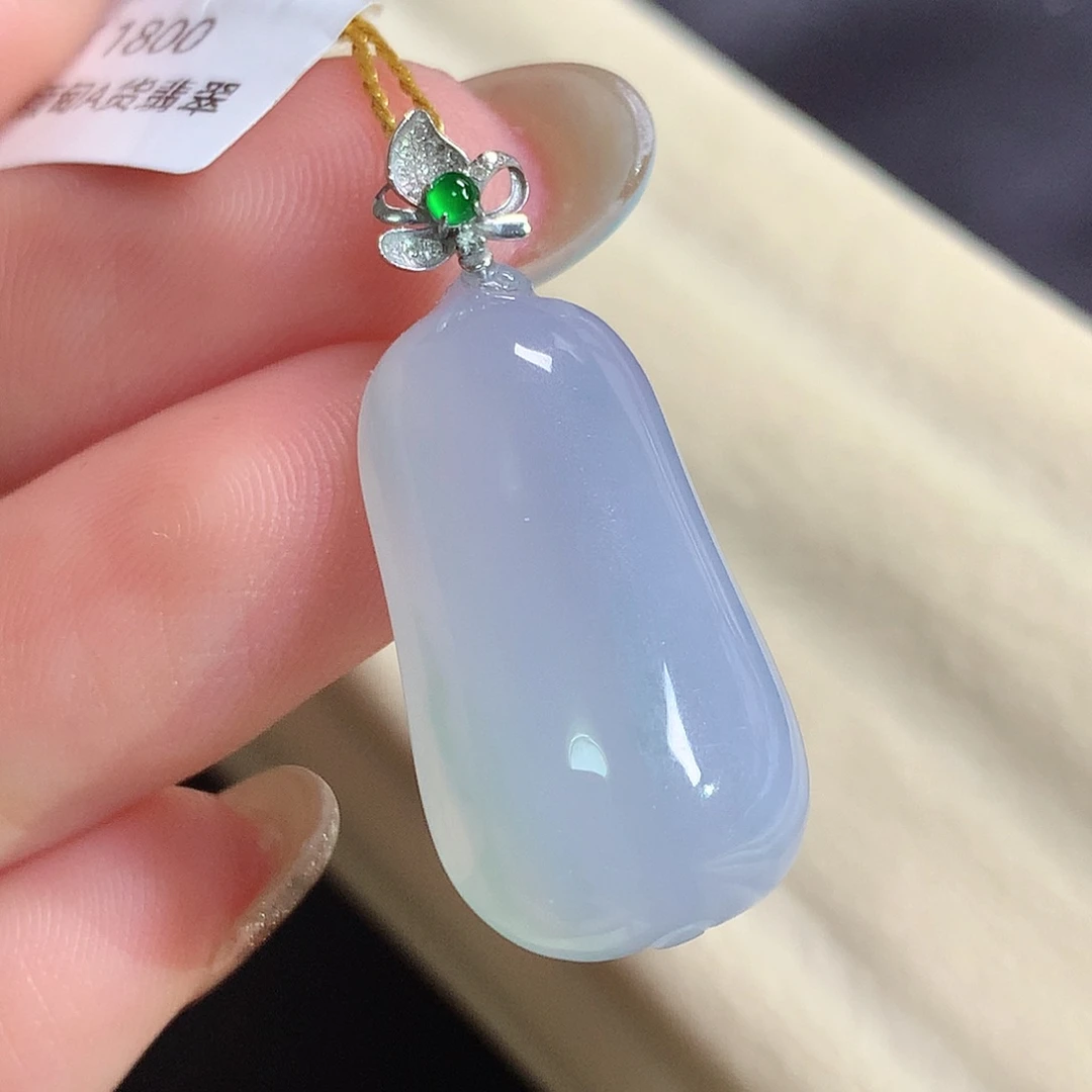 翡翠18K金镶嵌颈饰瓜