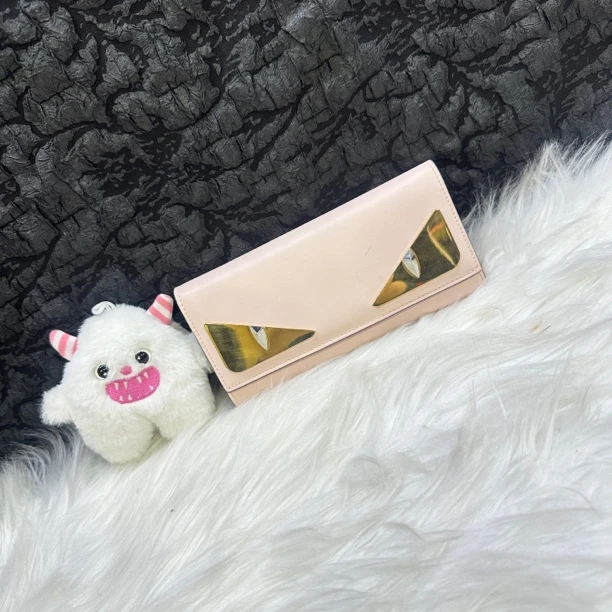 95新 FENDI/芬迪 芬迪粉色小怪兽钱包手拿包