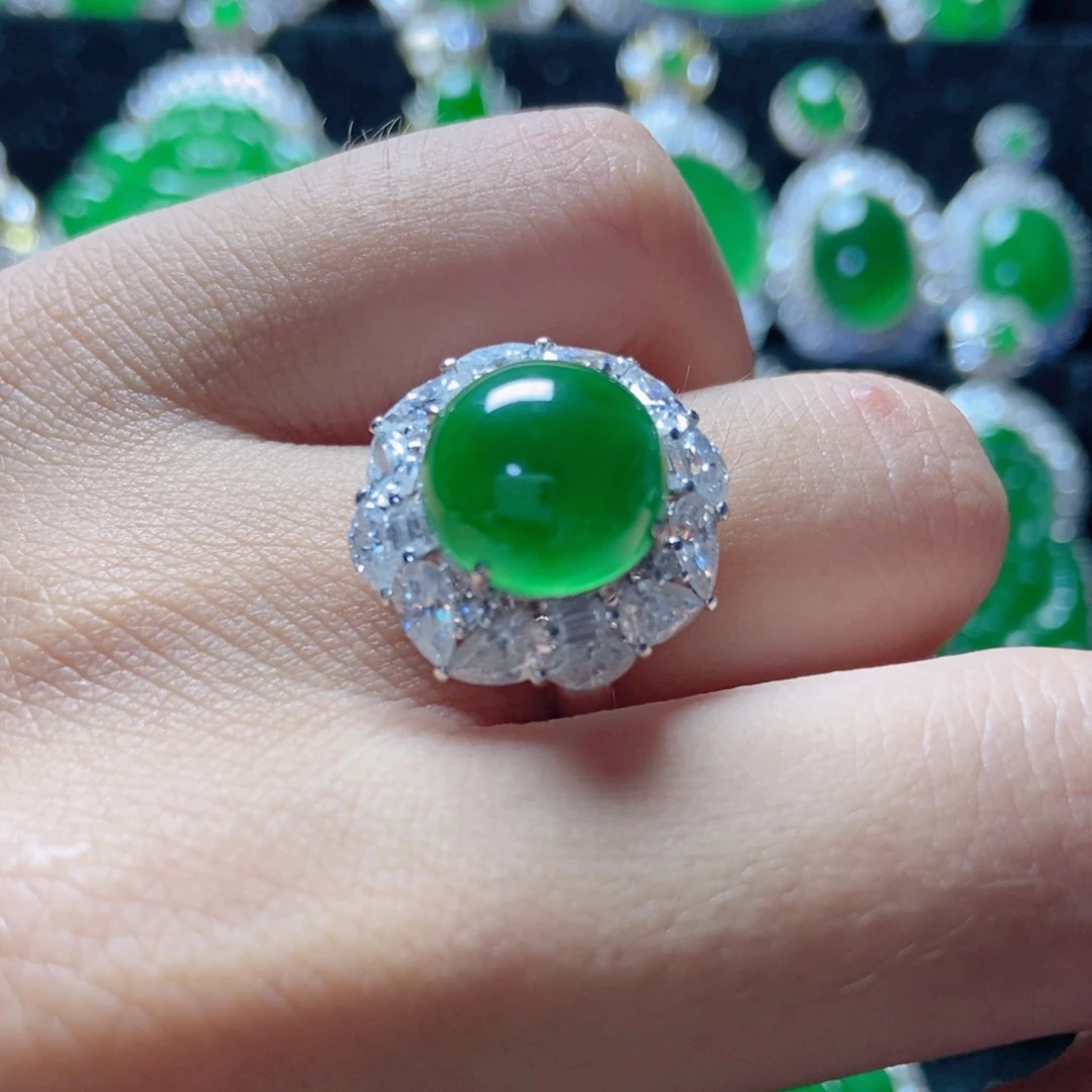 颈饰18K金镶嵌翡翠18。