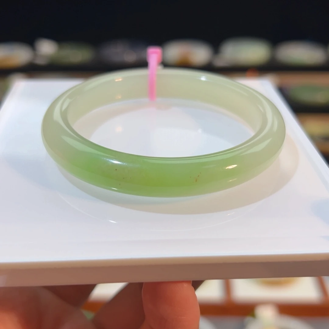 和田玉手镯未镶嵌高冰暖白带翠