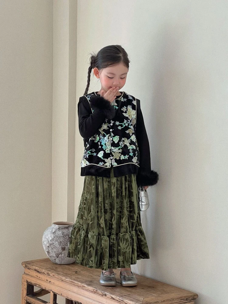 女童秋冬2025新中式花朵亮片立领复古马甲打底衫丝绒半身裙三件套