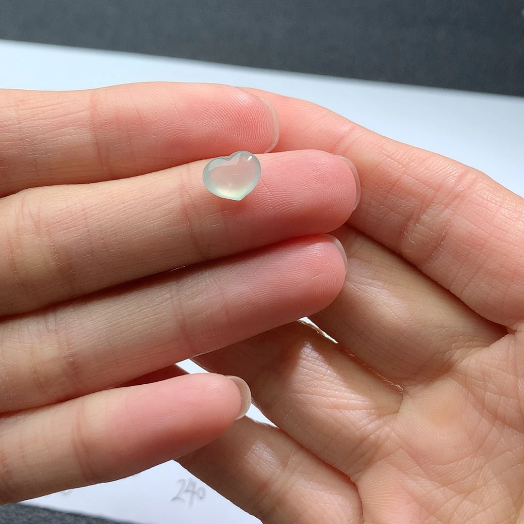 翡翠裸石翡翠冰爱心