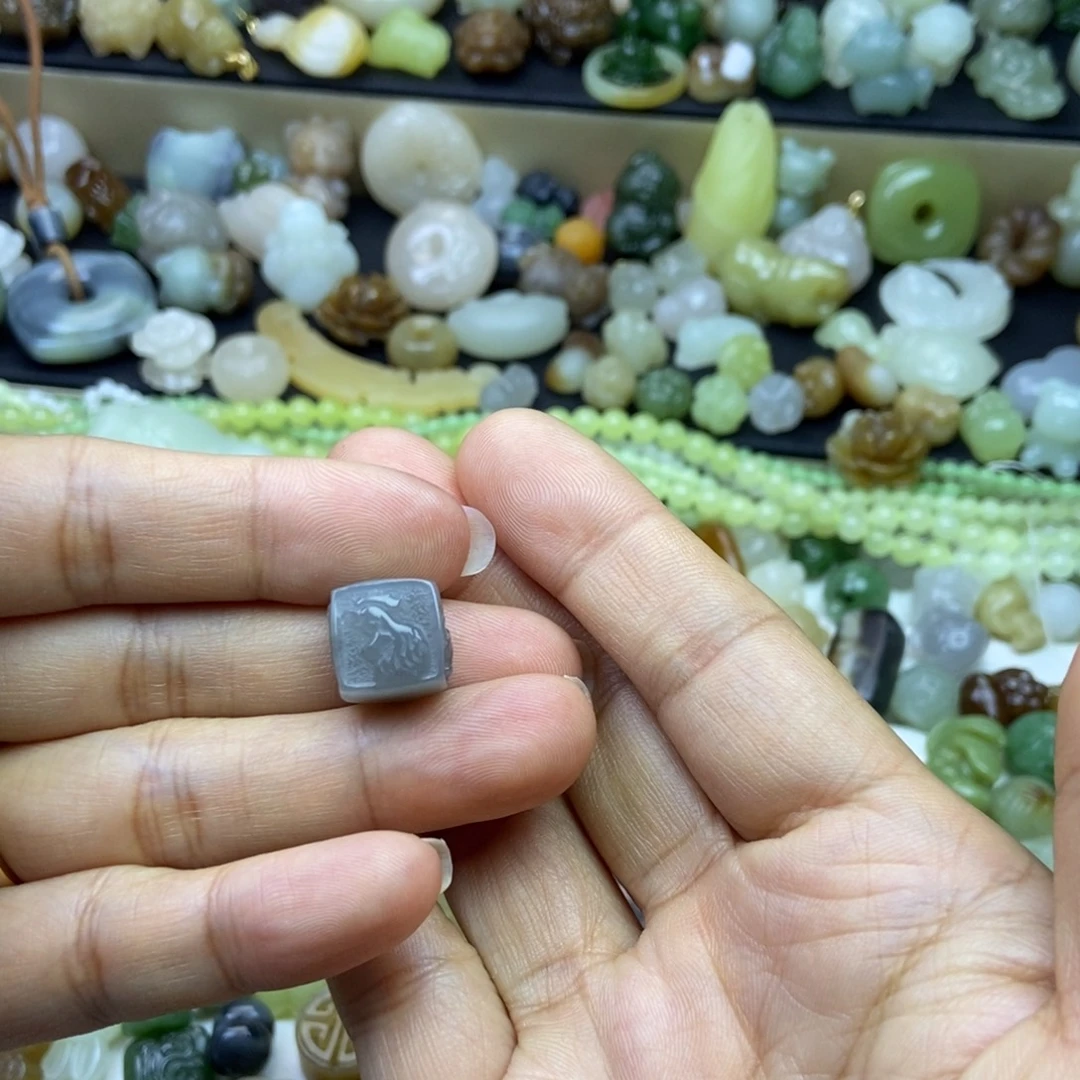 开****和田玉未镶嵌颈饰