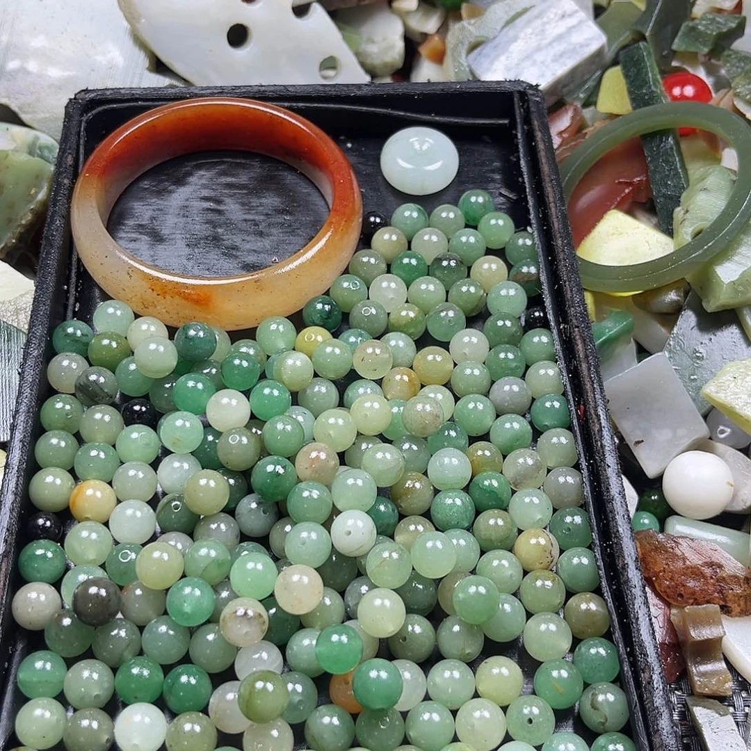 和田玉未镶嵌颈饰游*