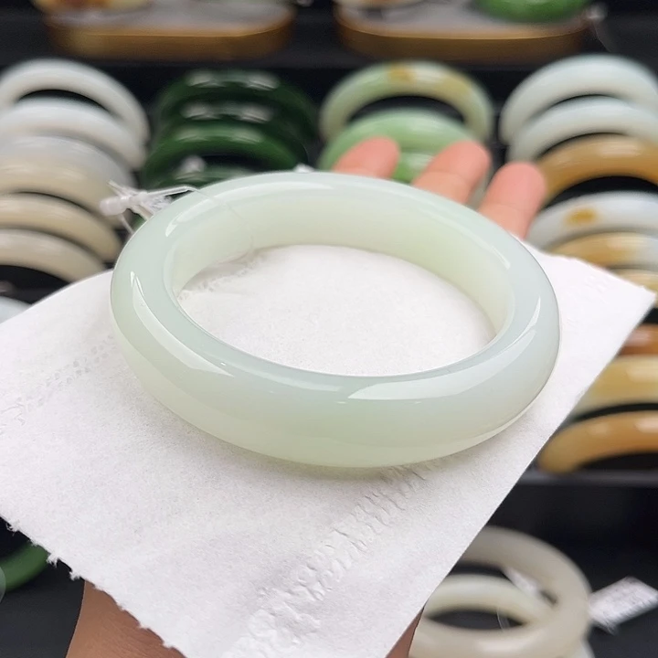 和田玉手镯未镶嵌57.8（新疆料带翠）主播强推！