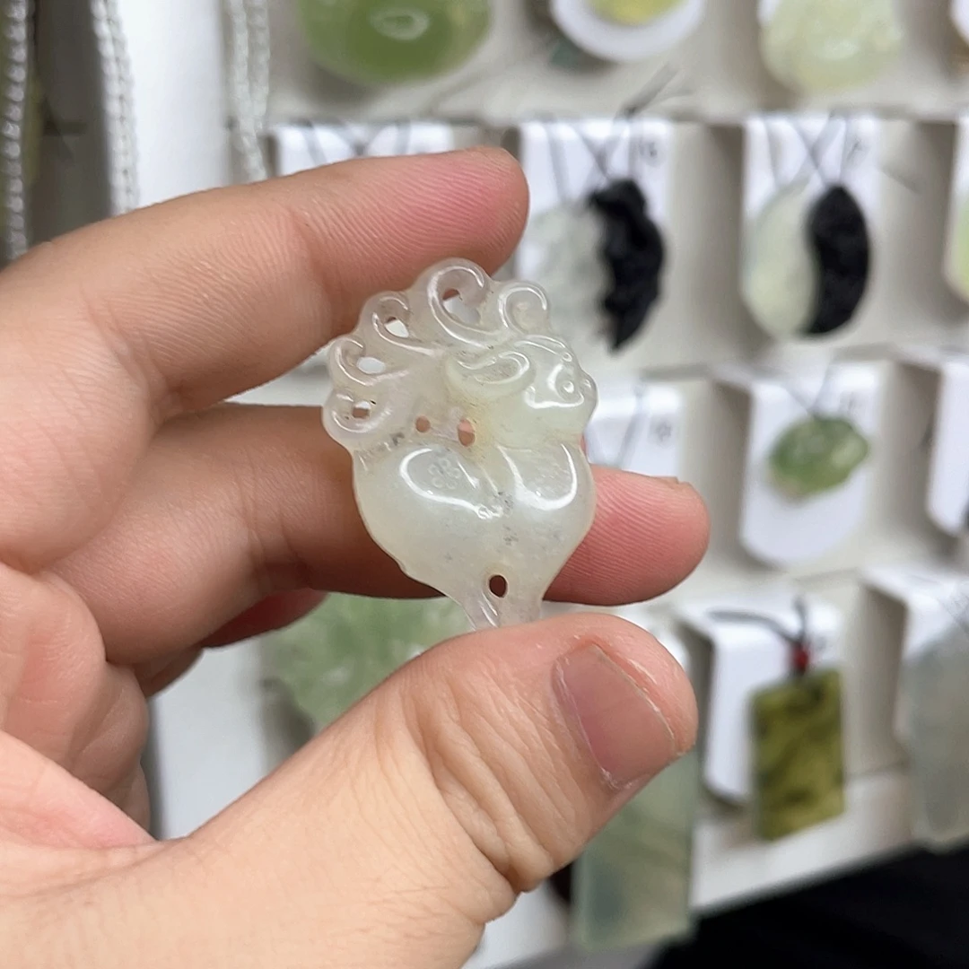 未镶嵌岫玉颈饰鹿