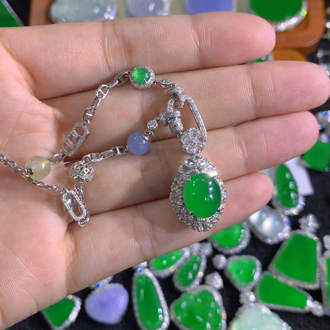 翡翠18K金镶嵌颈饰