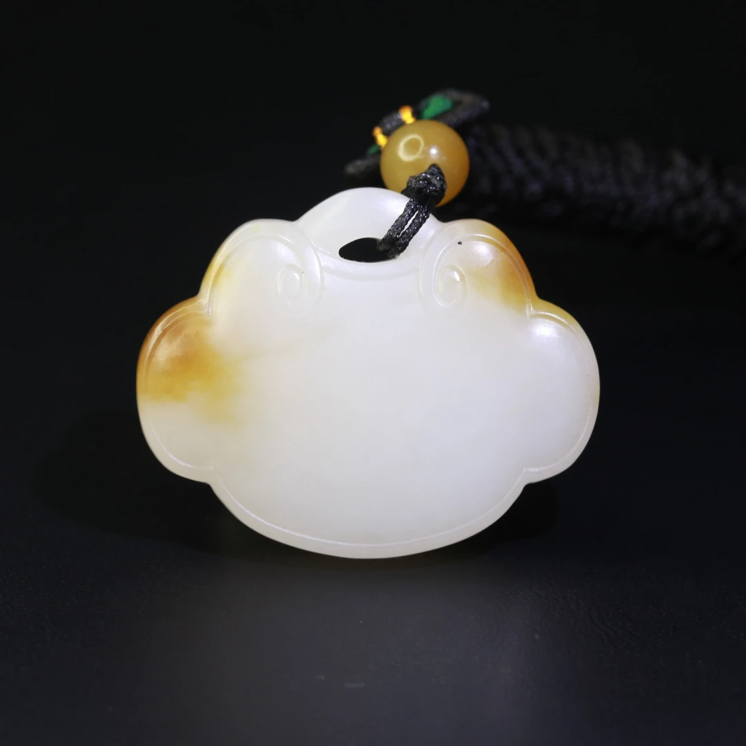 35和田玉且末糖白如意锁吊坠/900515保利厦门拍卖