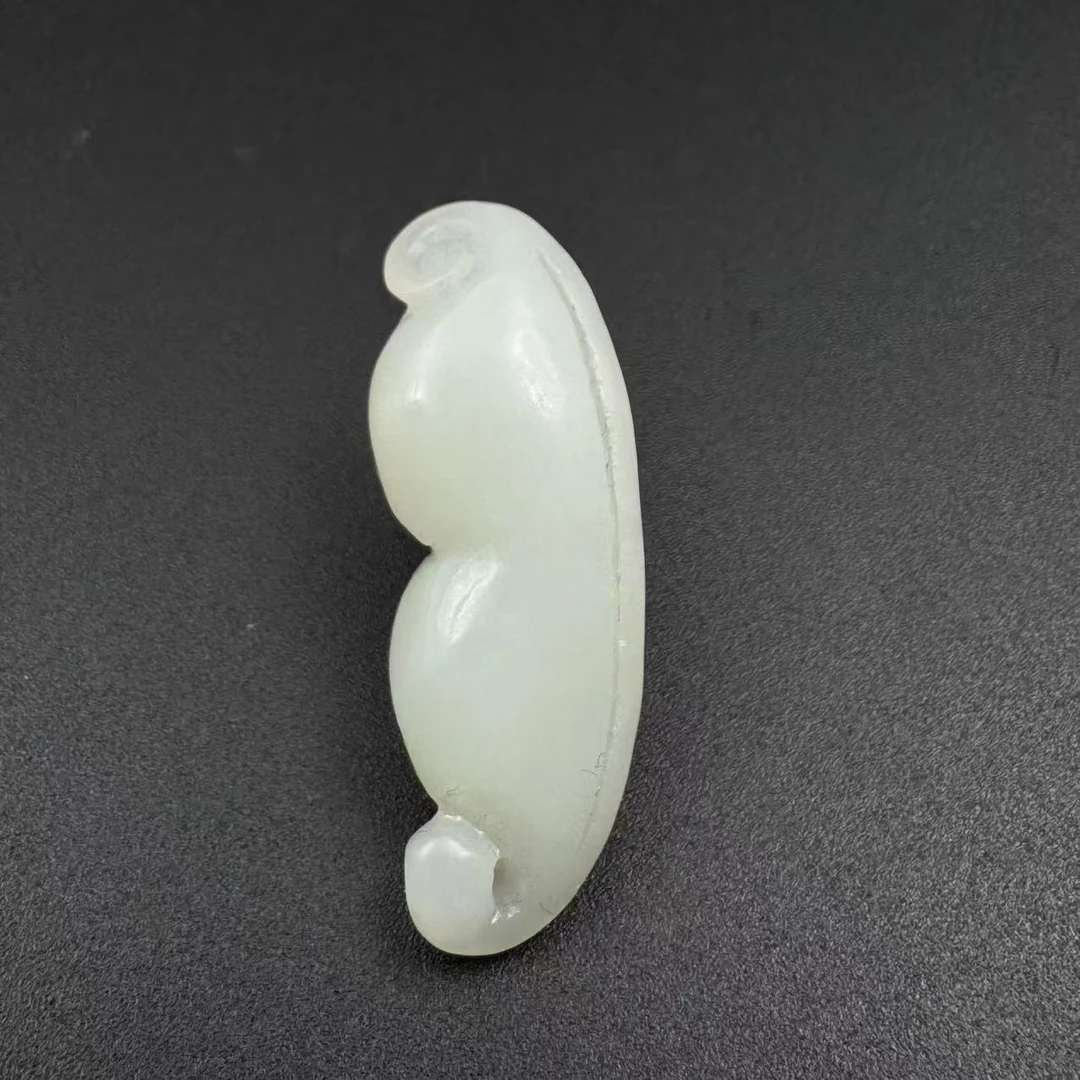 LOT.4/20世纪和田玉福豆雕件/520677