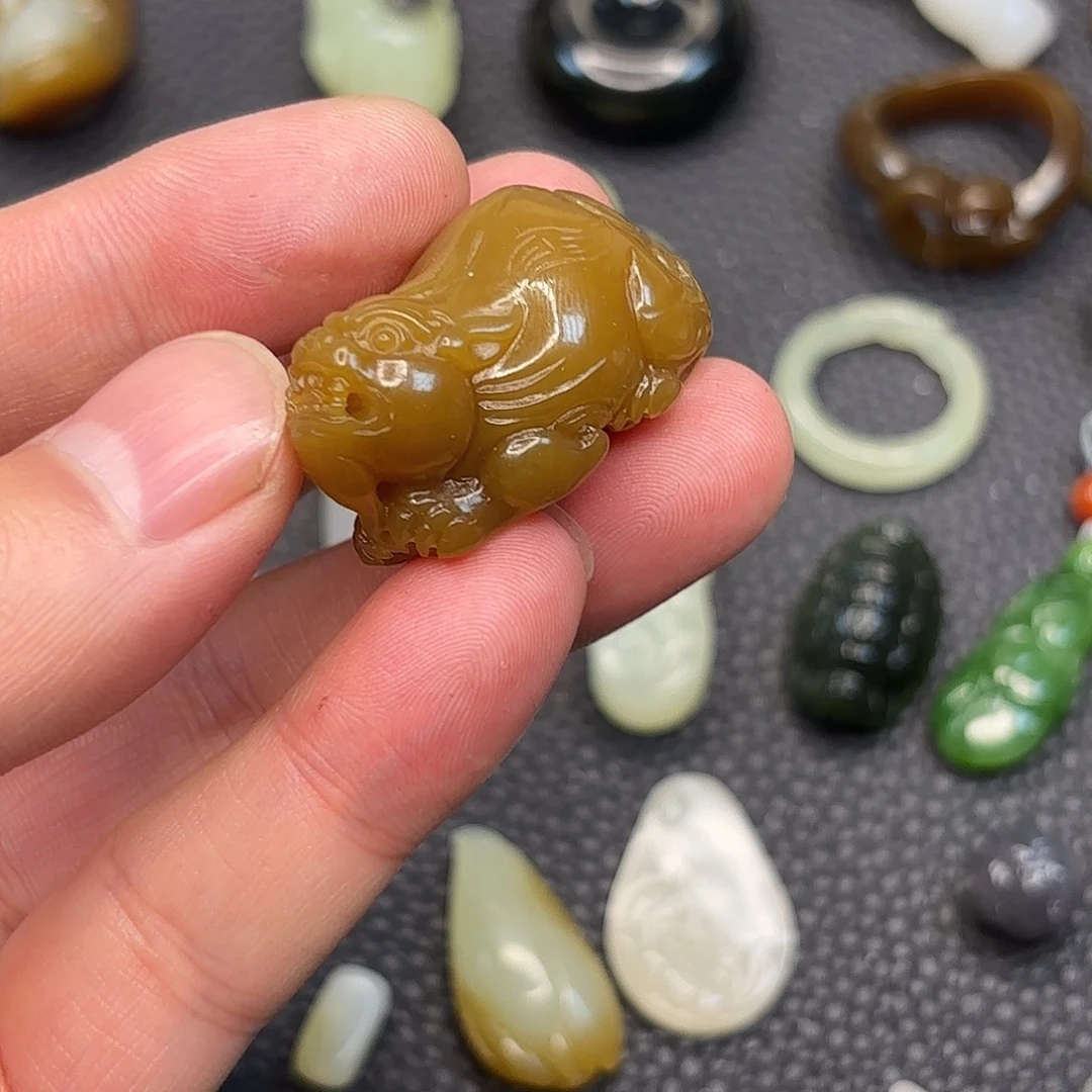 虚***白和田玉未镶嵌颈饰