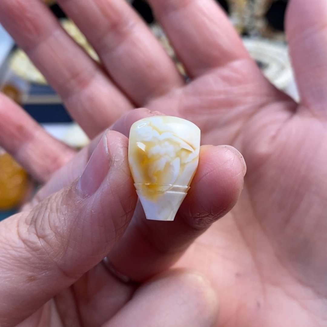 蜜蜡未镶嵌裸石沁色瓷白妖花三通13.2
