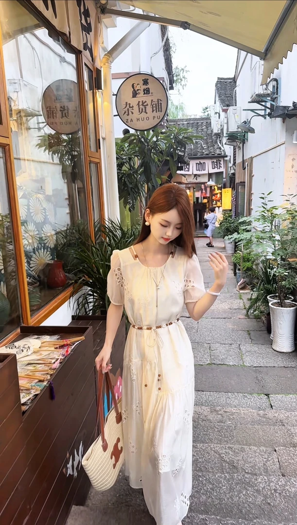 天丝镂空刺绣A字版型长裙