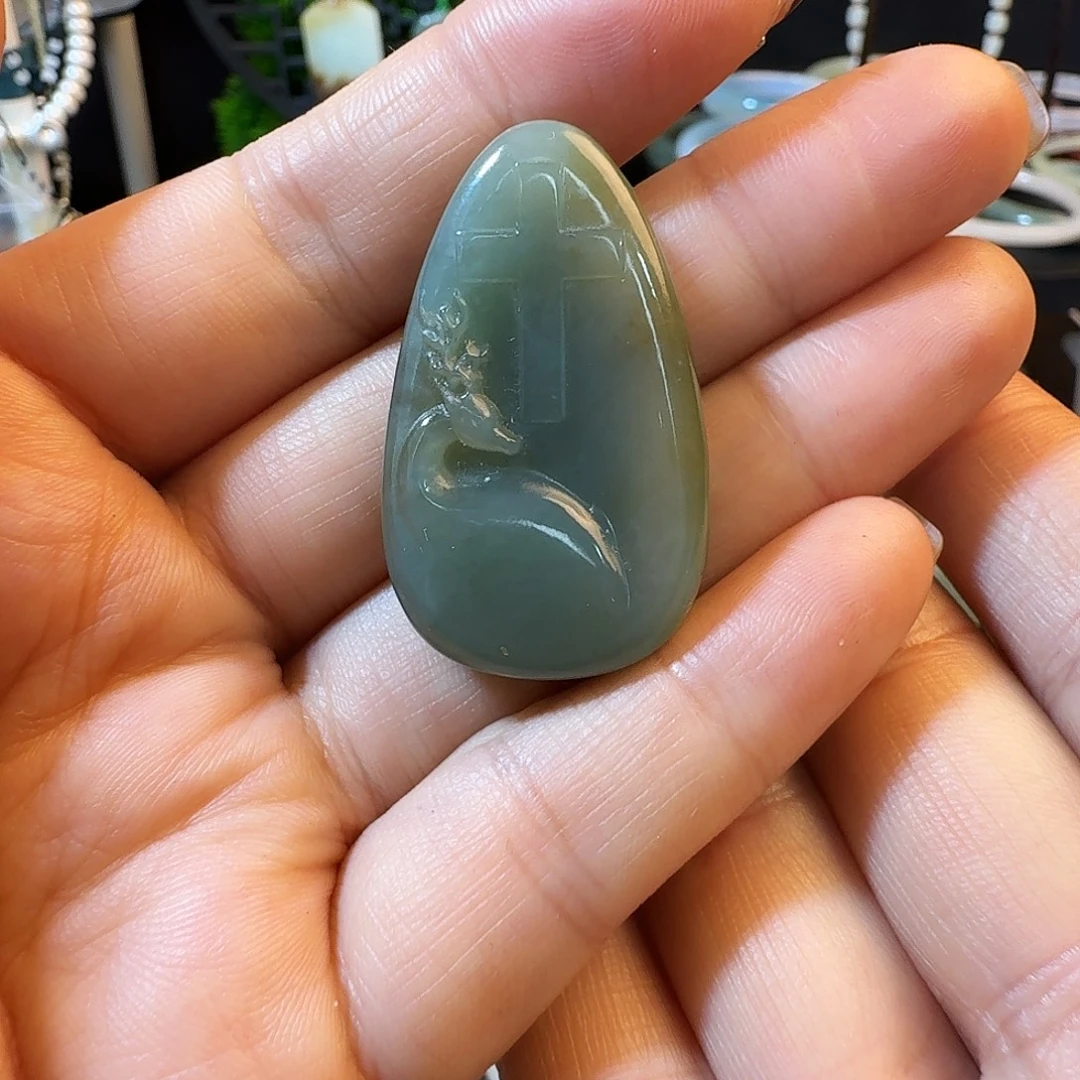 和田玉未镶嵌颈饰清货有瑕疵不退换