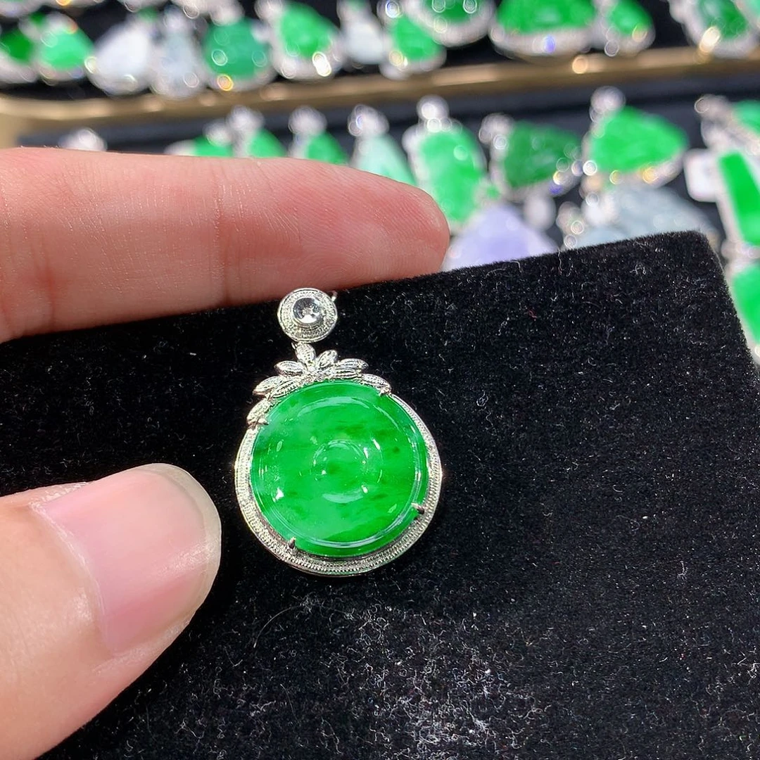 翡翠18K金镶嵌颈饰