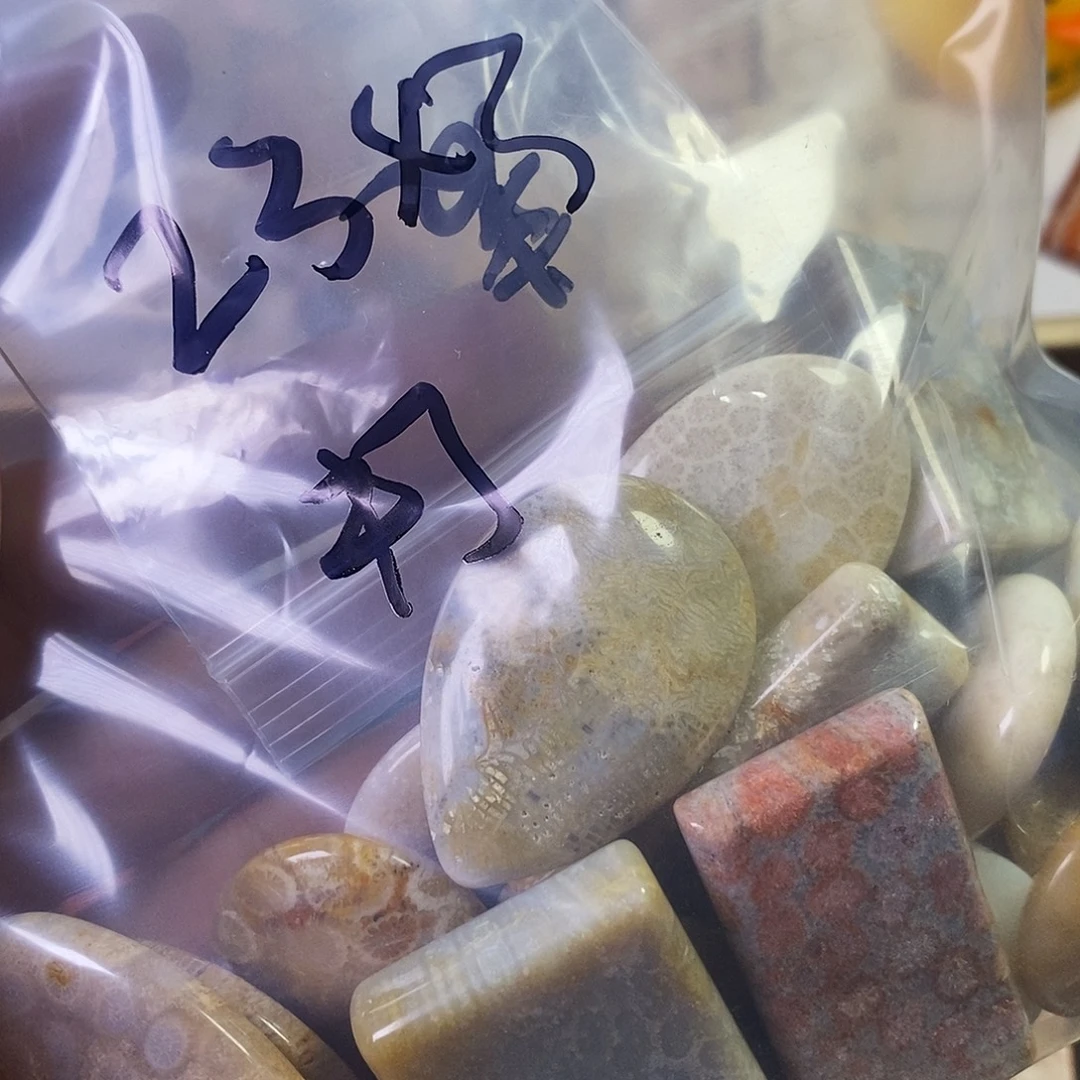 麦***斯颈饰未镶嵌石英质玉（非洲翠）