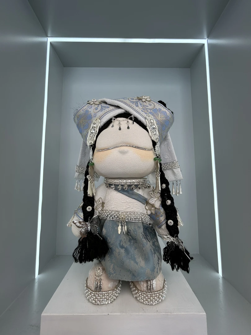 酷酷潮玩    壮族姑娘32厘米   潮玩创意摆件  摆件 纯手工制作