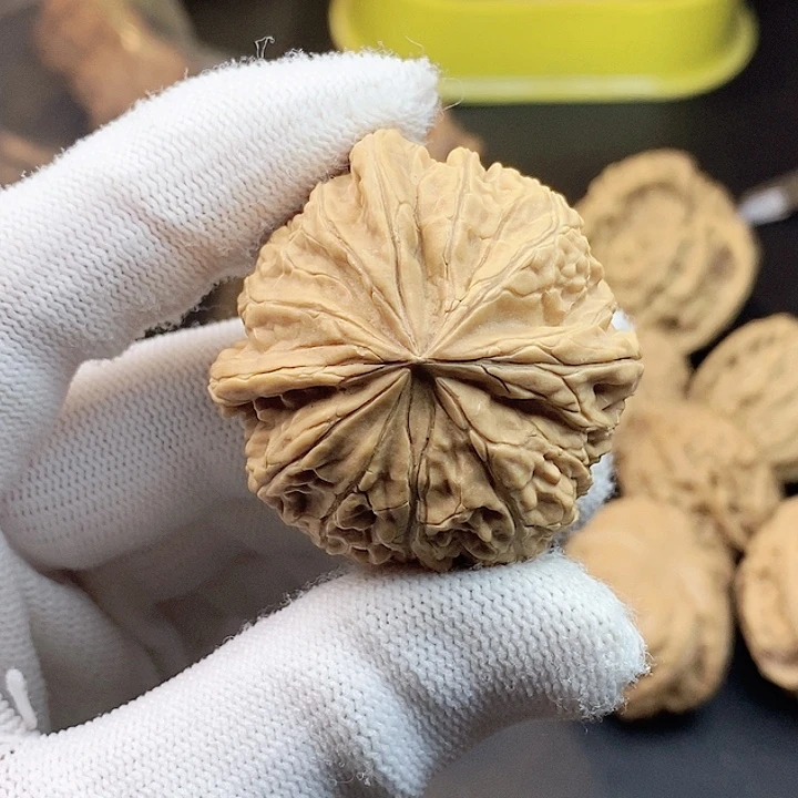 挪***林文玩核桃吊坠瑕疵单只不退不换