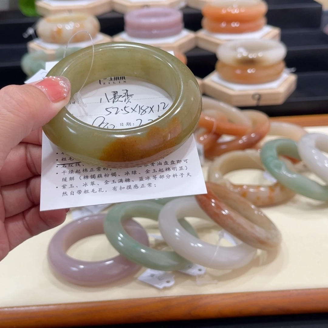 石英质玉手镯未镶嵌八****?