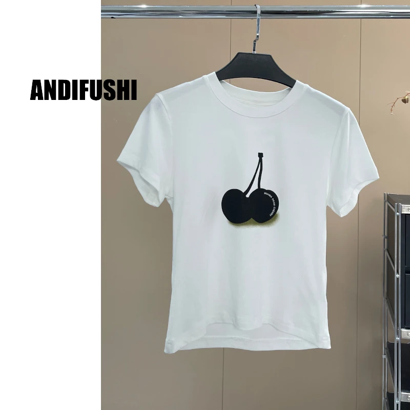 【南油徐哥】女款休闲风通勤印花潮牌女舒适短款T恤8121