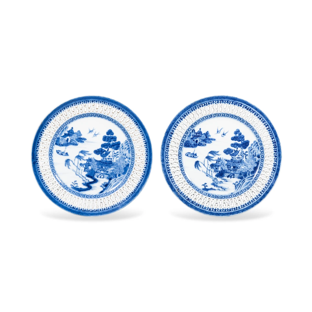 （预展）29.清乾隆 青花镂空山水图盘（一对）