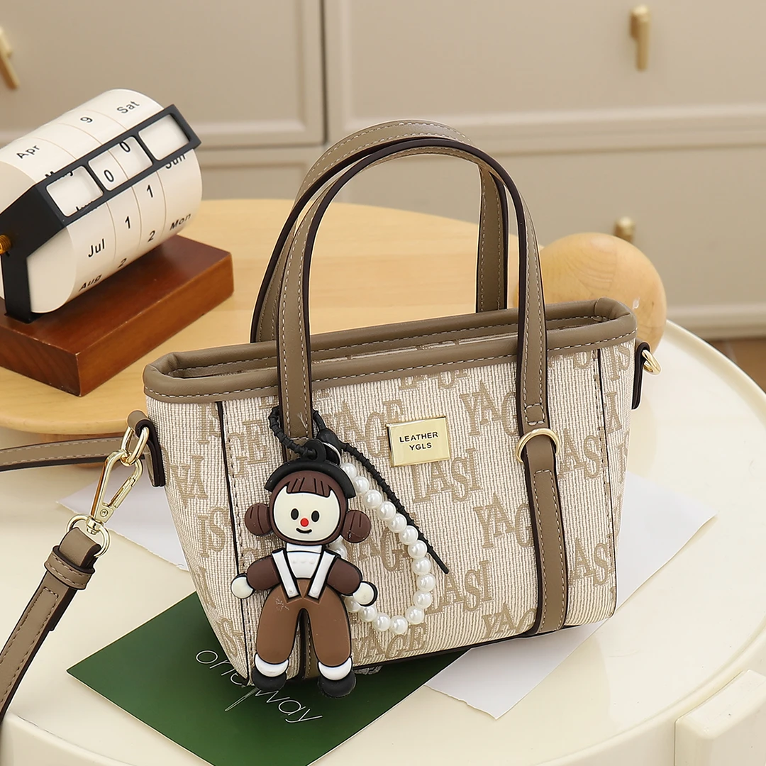 手提包女2025新款时尚百搭单肩斜挎包高级洋气女生通勤外出单肩包