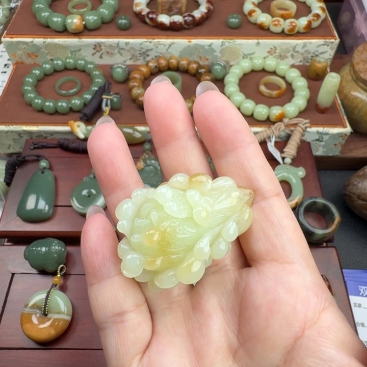 悦***尔颈饰未镶嵌岫岩老玉（透闪石质玉）