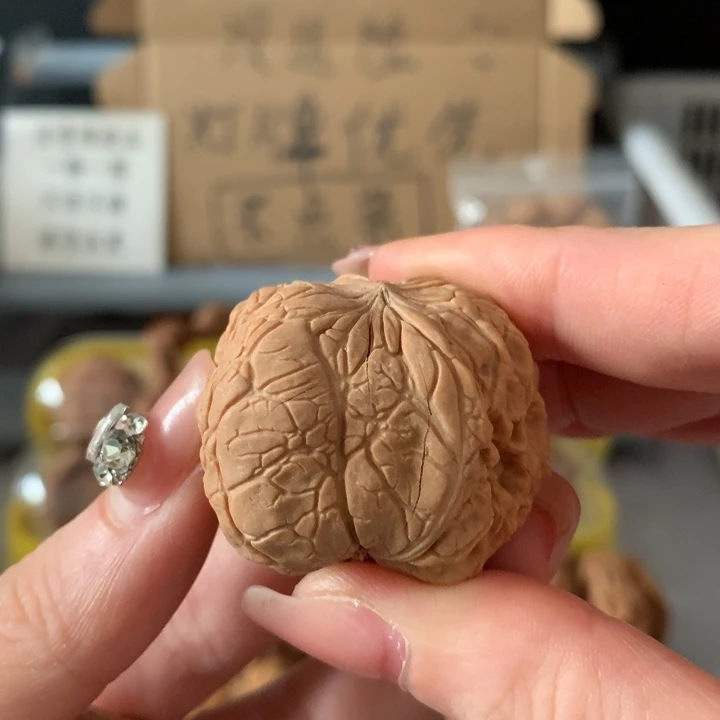 齐***齐吊坠文玩核桃异形单只，有瑕疵