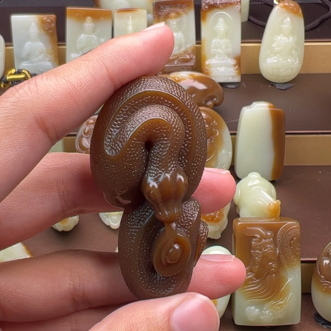 以***傲和田玉（糖玉）未镶嵌颈饰